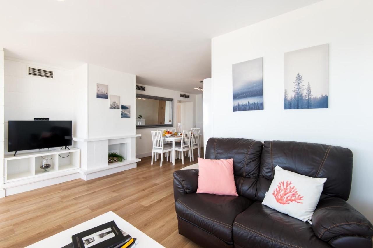 Magic Of The Ocean, Front Line In Playamar-parking, Sea Views, Pool, Tenis, Paddle, Wifi And Aircon Apartament