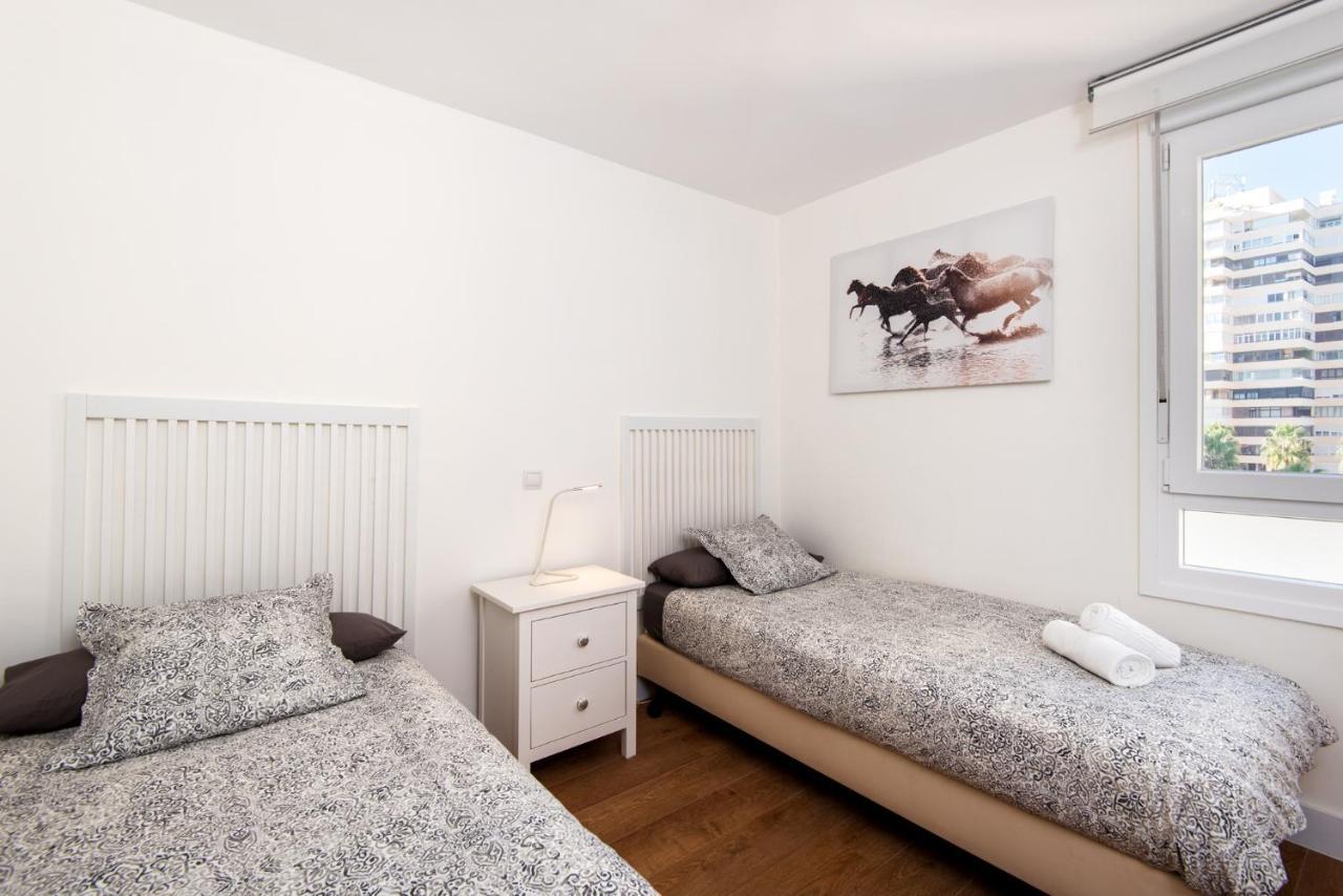 Apartament Magic Of The Ocean, Front Line In Playamar-parking, Sea Views, Pool, Tenis, Paddle, Wifi And Aircon