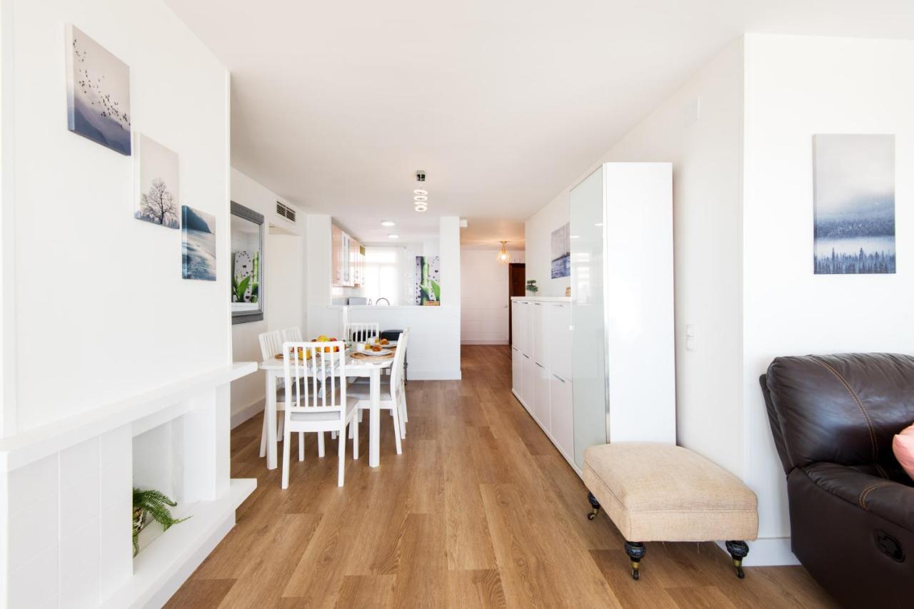 Magic Of The Ocean, Front Line In Playamar-parking, Sea Views, Pool, Tenis, Paddle, Wifi And Aircon Apartament *